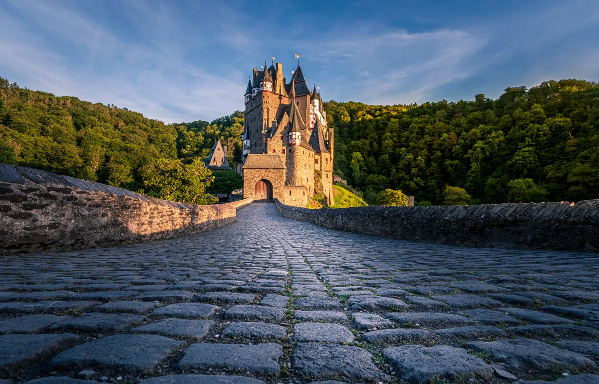 Kopfsteinpflasterweg zur Burg Eltz im Wald – Wierschem, Eifel