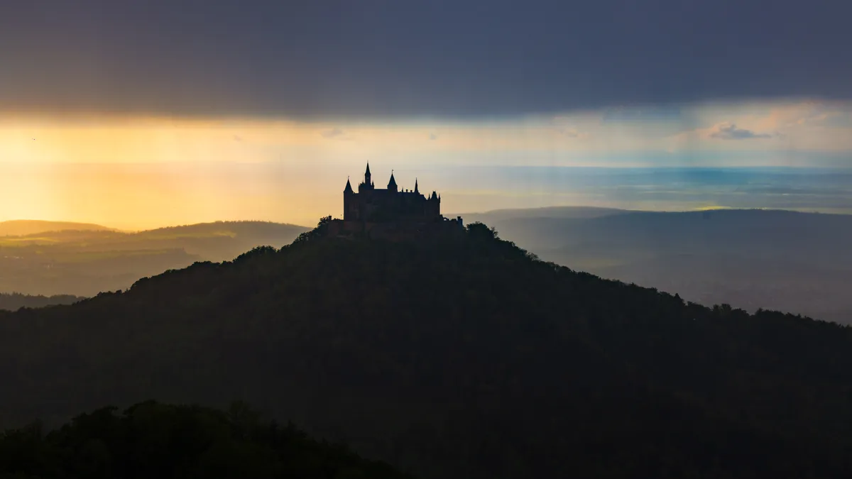 Silhouette der Burg Hohenzollern bei Sonnenuntergang – Hechingen, Zollernalb