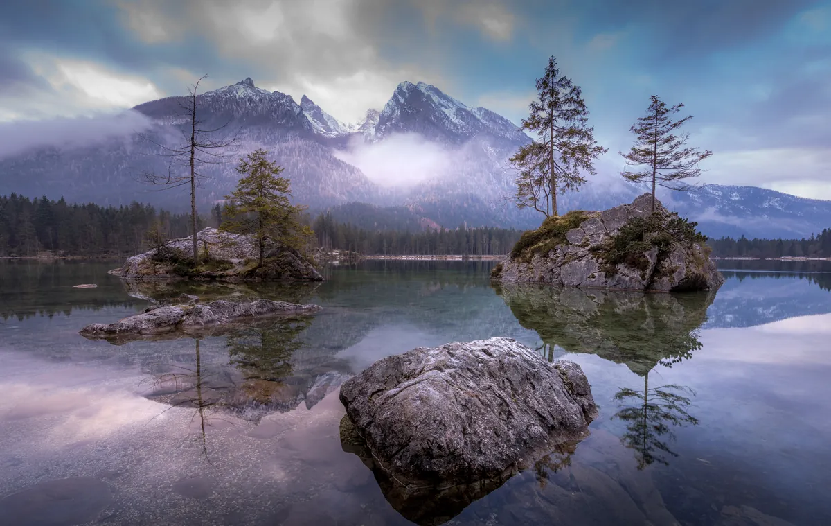 Spiegelung von Felsen und Bergen im Hintersee – Ramsau, Berchtesgadener Land