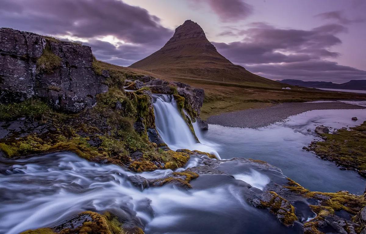 Kirkjufellsfoss vor dem Berg Kirkjufell in der Dämmerung – Snæfellsnes, Island