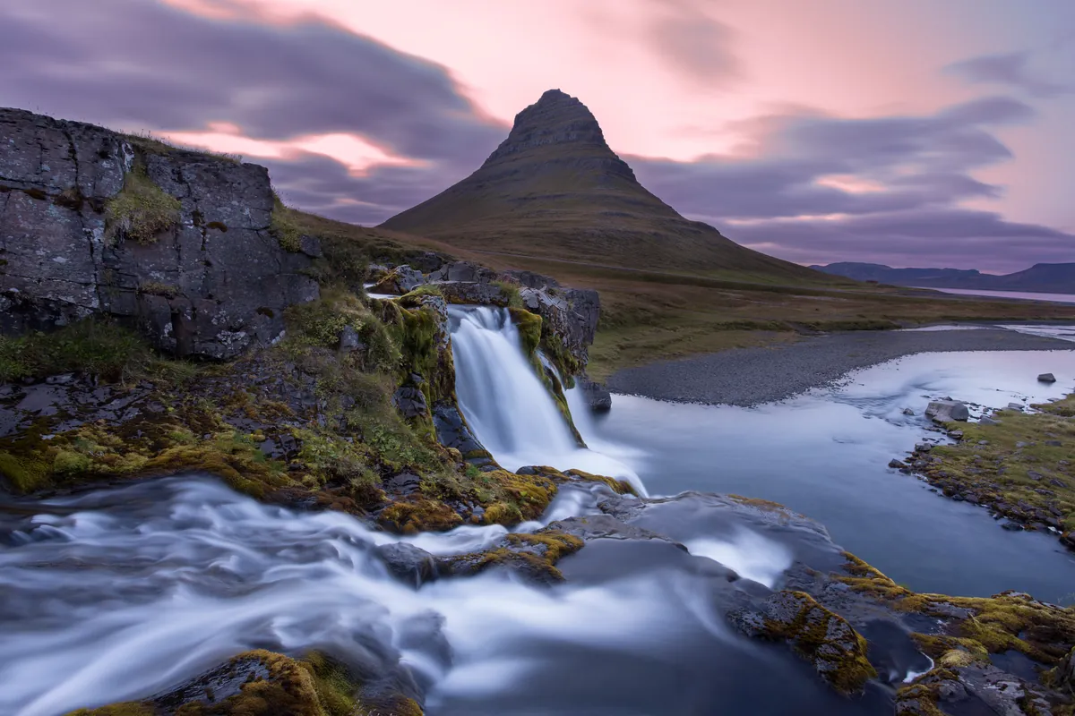 Kirkjufell mit Wasserfall und Langzeitbelichtung – Snæfellsnes, Island