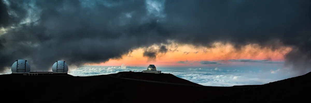 Observatorien über dem Wolkenmeer im Abendrot – Mauna Kea, Hawaii