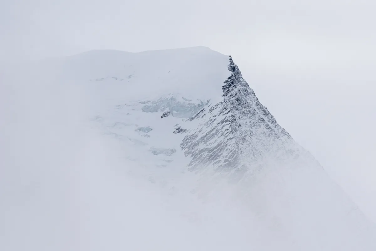 Verschneiter Felsgrat im Mont-Blanc-Massiv zwischen Nebelschwaden – Chamonix, Frankreich