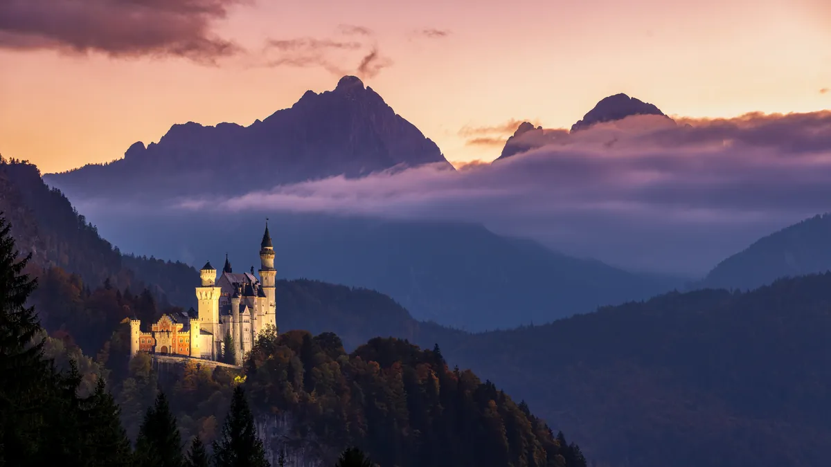 Schloss Neuschwanstein vor Bergen im Abendlicht – Schwangau, Allgäu