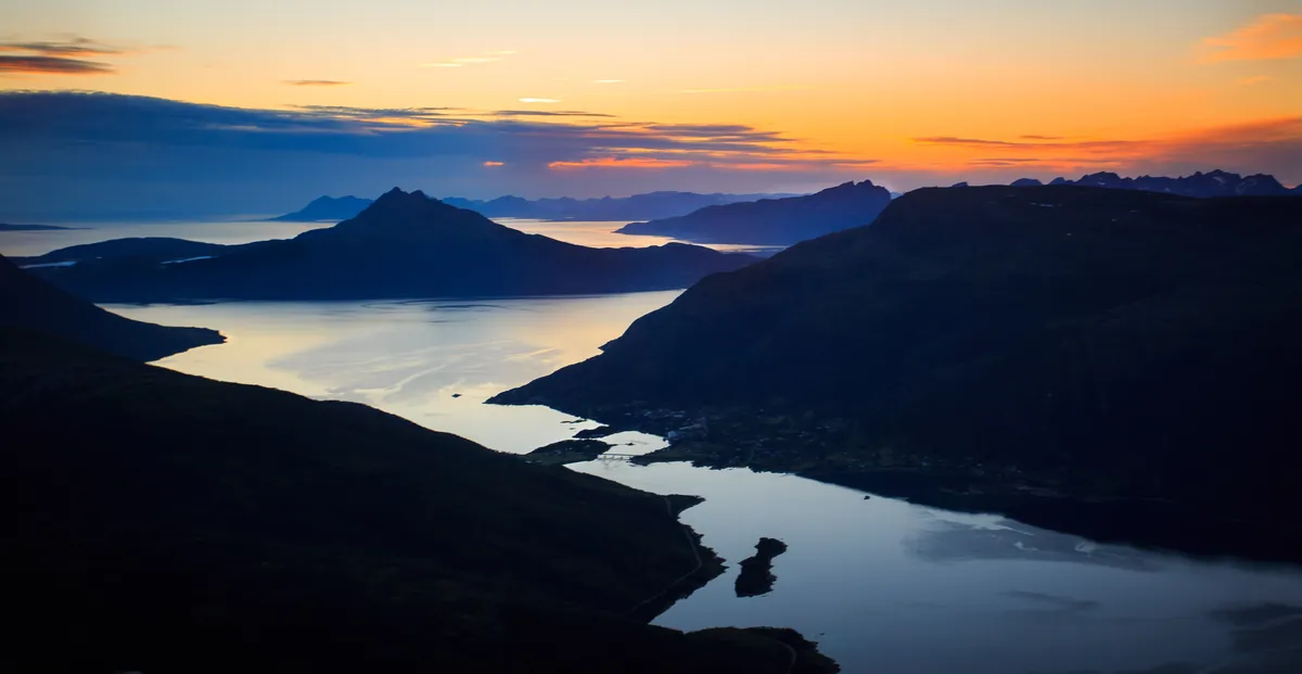 Blick vom Nova auf den verzweigten Fjord in der Dämmerung – Lofoten, Norwegen