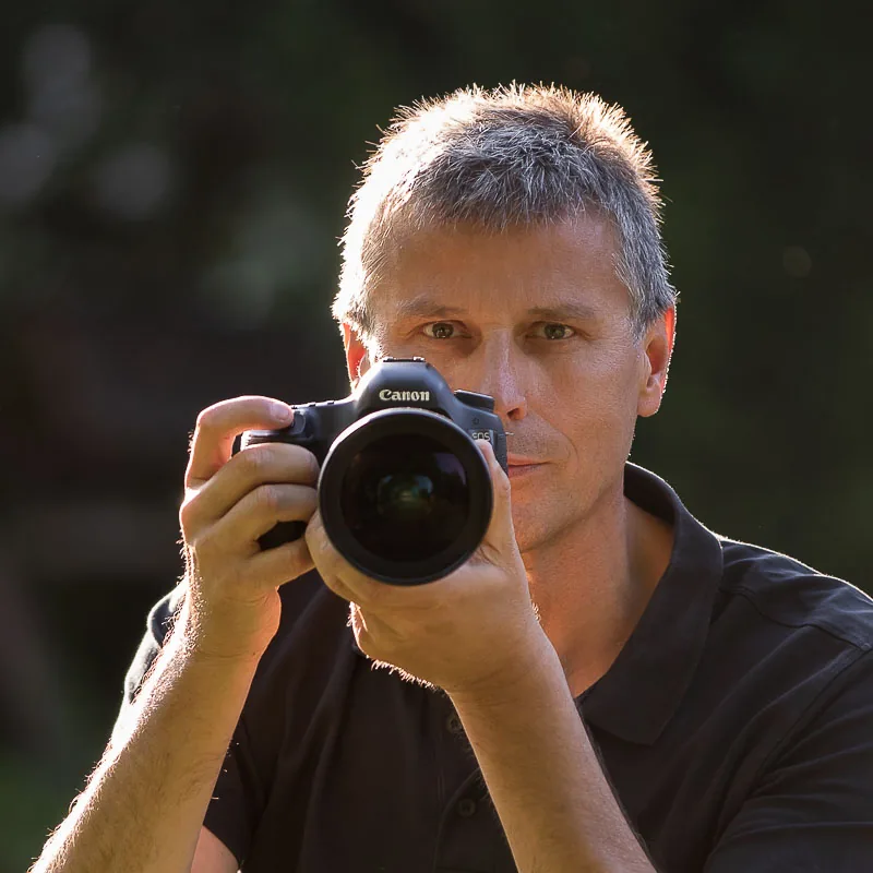 Rolf Hartbrich mit Kamera im Gegenlicht