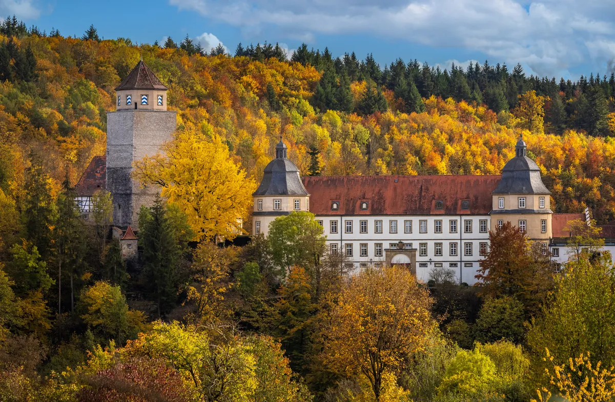Schloss Aschhausen mit Turm im bunten Herbstwald – Aschhausen