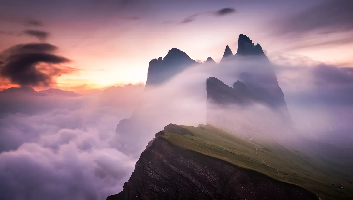 Seceda über einem Wolkenmeer im Abendlicht – Dolomiten, Südtirol