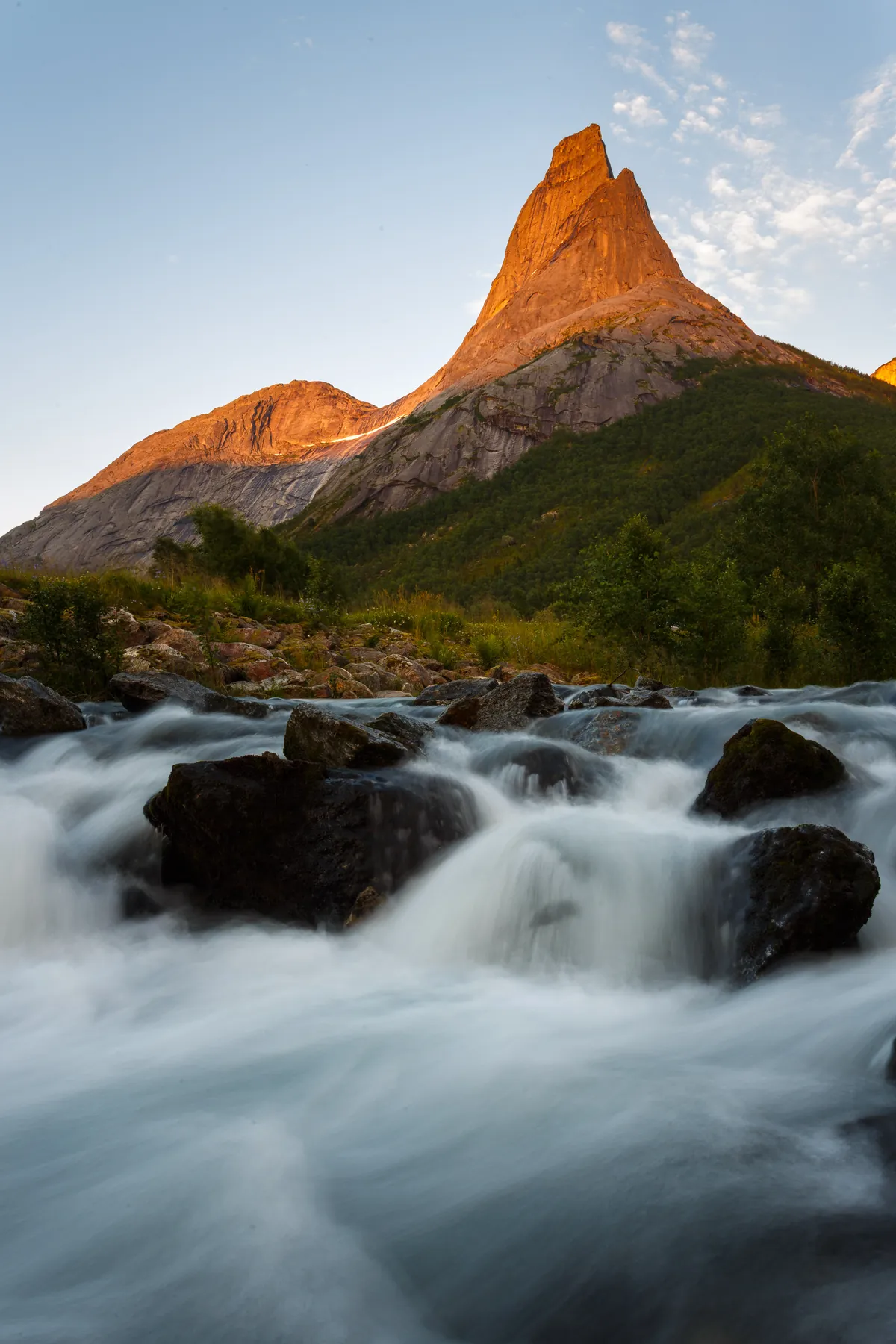 Stetind im Morgenlicht über einem rauschenden Bach – Nordland, Norwegen