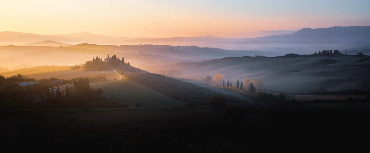Hügellandschaft des Val d'Orcia im Morgennebel – Val d'Orcia, Toskana