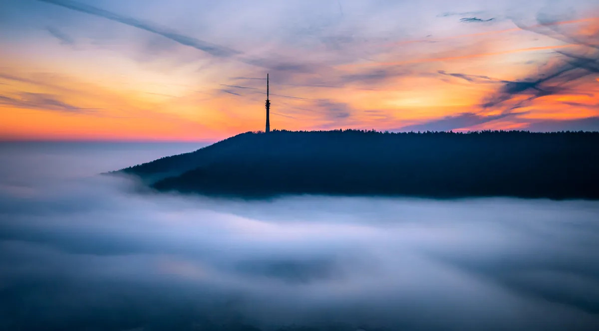 Bergrücken bei Waldenburg mit Sendeturm über einem Nebelmeer bei Sonnenuntergang – Waldenburg, Hohenlohe