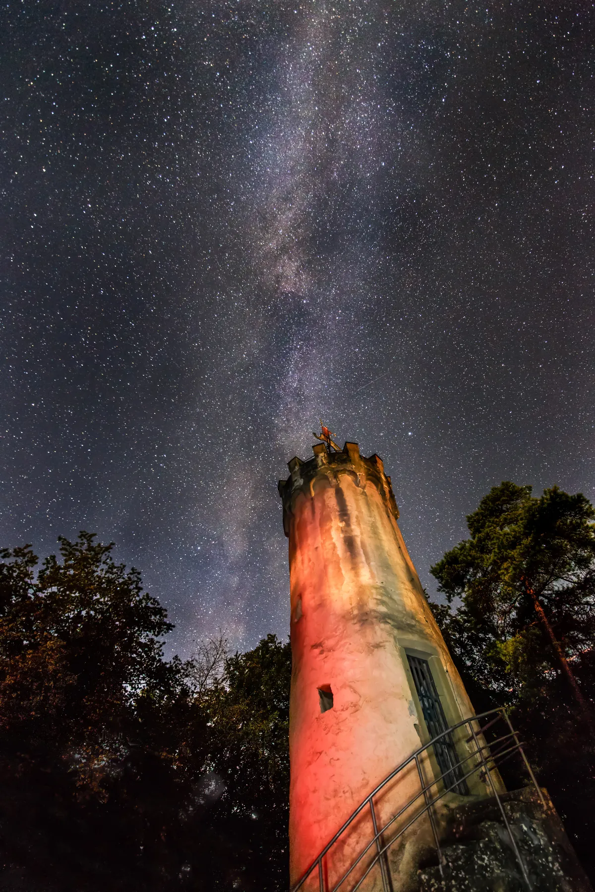 Milchstraße über dem rot beleuchteten Turm auf dem Wartberg – Künzelsau
