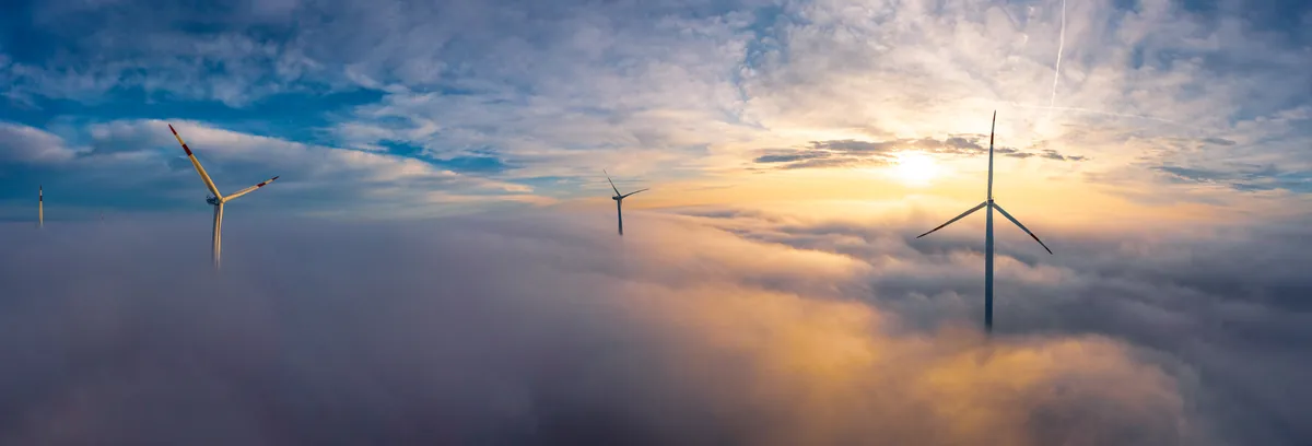 Windräder über dem Nebelmeer bei Sonnenaufgang – Hohenlohe