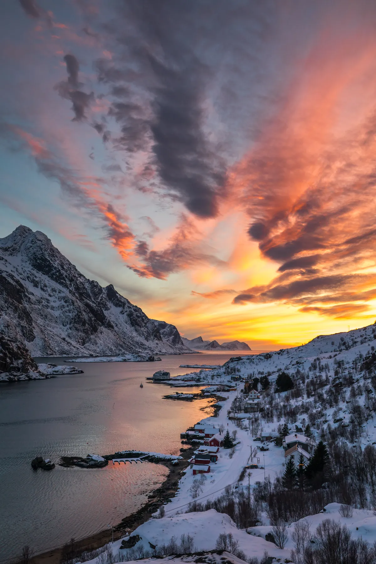 Feuriger Himmel über dem Fjord im Hochformat – Lofoten, Norwegen